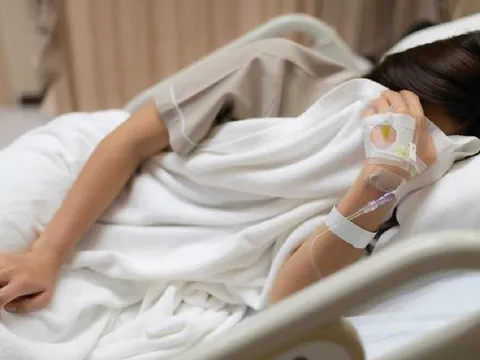 Có dấu hiệu này, người phụ nữ 45 tuổi đi khám bất ngờ phát hiện 2 bệnh ung thư