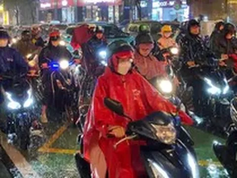 Mưa lớn từ chiều đến tối, người dân TPHCM chật vật về nhà