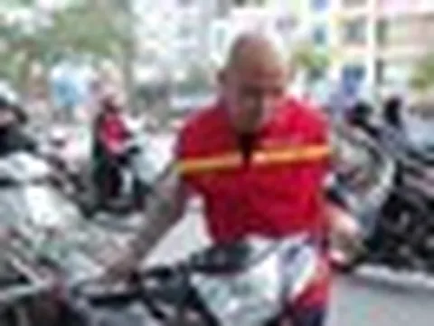 Nam diễn viên phim Việt giờ vàng nay bán bánh canh trên đường Ô Chợ Dừa (Hà Nội)