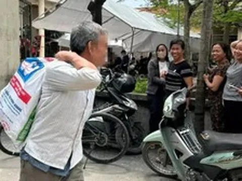 Người dân nhận bao tải tiền bồi thường giải phóng mặt bằng: Có rủi ro?