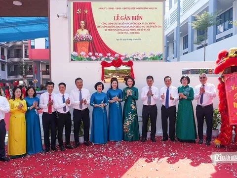 Hà Nội: Gắn biển công trình trường học chào mừng Ngày Giải phóng Thủ đô