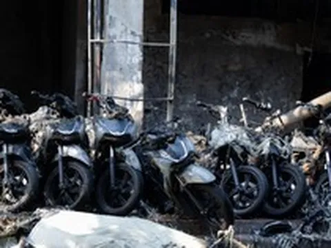 Cận cảnh dàn xe SH trơ khung sau vụ cháy cửa hàng xe máy ở Nguyễn Khánh Toàn, Hà Nội