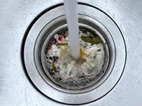 Lời khuyên cho những gia đình dùng lưới lọc bồn rửa khi rửa bát