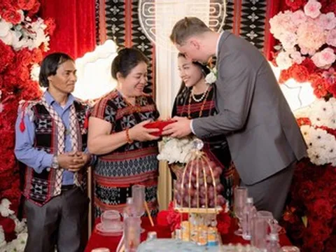 Cưới cô gái Pa Cô, chú rể Bỉ mang 10 con lợn, 10 con gà, 1 cặp dê làm sính lễ