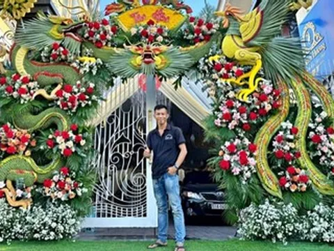 Giữ nghề xưa, 8X Đồng Tháp biến hoa trái thành cổng cưới độc đáo, bắt mắt