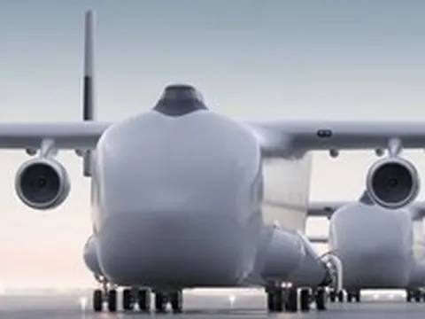Phát hiện một máy bay dài 108 mét, sải cánh 80 mét nhưng không chở khách hay hàng hóa, âm thầm thực hiện một nhiệm vụ quan trọng