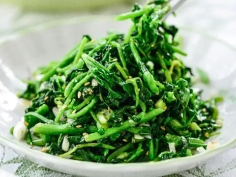 Loại rau tốt trên thế giới đạt 100 điểm tuyệt đối ở Việt Nam lại rẻ bèo, mọc đầy ao ruộng, giàu canxi cho trẻ