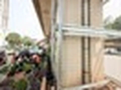 Loạt trụ cầu đường sắt, cầu vượt ở Hà Nội bắt đầu được phủ xanh