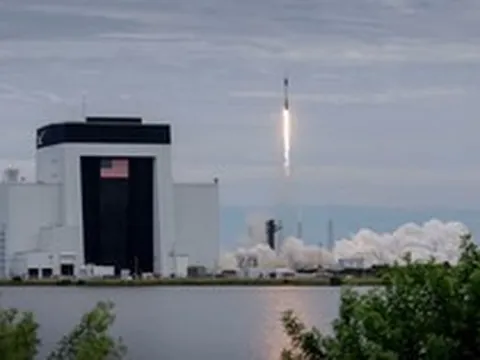 Công nghệ 10/10: SpaceX lấn sân viễn thông, Adobe có đối thủ AI miễn phí