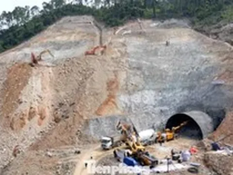 Cận cảnh thi công hầm xuyên núi trên cao tốc kết nối với Lào