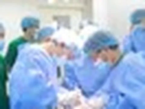 Chồng hiến thận cứu vợ, cha nhường một phần cơ thể cho con