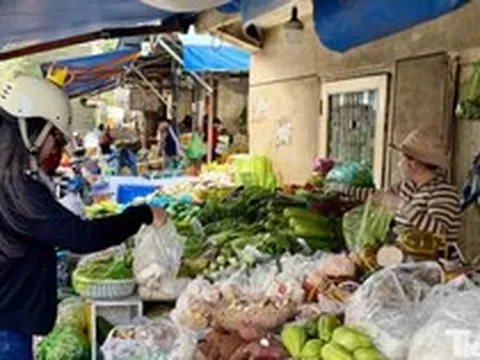 'Bỏng tay' với giá rau, nhiều loại đắt gấp đôi sau mưa lũ