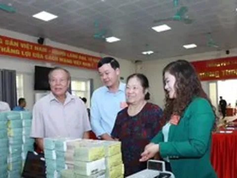 Thấy gì việc người dân nhận bao tải tiền bồi thường giải phóng mặt bằng?