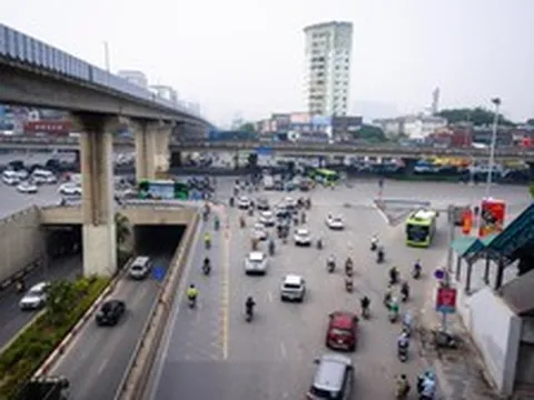 Cảnh tượng bất ngờ sáng đầu tuần trên con đường huyết mạch của Thủ đô