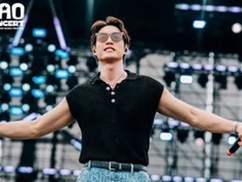 Nam ca sĩ Việt ngã gãy xương sườn khi đang trình diễn trên sân khấu