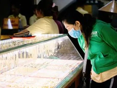 Giá vàng hôm nay 13-10: Vừa vượt 4.200 USD, vàng thế giới đã đảo chiều giảm sâu