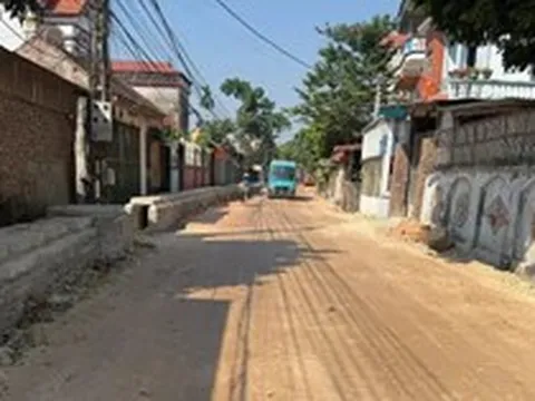 Hà Nội: Dở khóc dở cười bắc ván vào nhà vì cống thoát nước cao như 'tường thành'