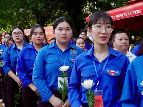 Xúc động hình ảnh người dân đứng hai bên đường tiễn đưa các liệt sĩ