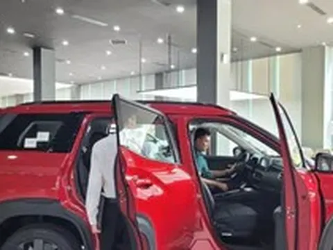 Loạt xe 7 chỗ 'đua' khuyến mãi, giảm giá cả trăm triệu