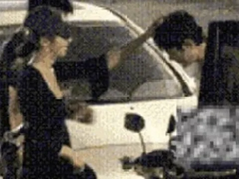 Xôn xao clip mỹ nhân showbiz đánh vào đầu chồng trẻ kém 4 tuổi giữa đường chỉ sau 2 tháng cưới