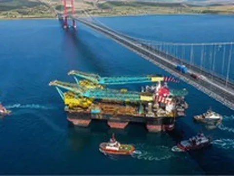 Phát hiện khối sắt khổng lồ cao 135m di chuyển cùng đoàn hộ tống, bất ngờ hạ xuống còn 57m để thực hiện nhiệm vụ đặc biệt