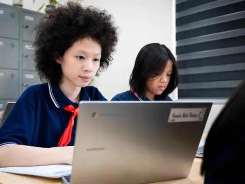 Lớp học số Google, học sinh học Văn, làm Toán trên laptop