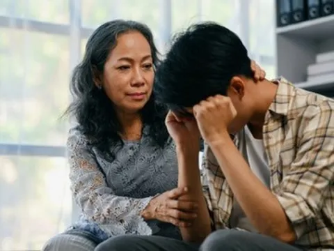 "Mẹ ơi, con đi làm đã quá mệt rồi!": Câu nói lúc nửa đêm của con trai khiến tôi lặng người nhìn lại sai lầm năm xưa