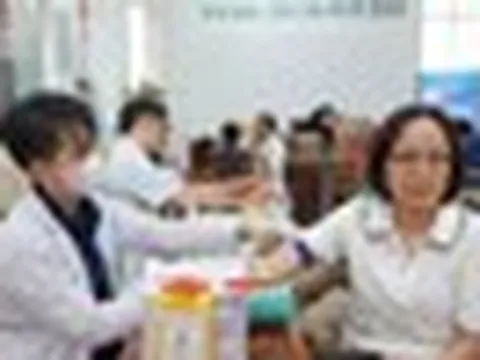 TPHCM 'đỏ mắt' tìm bác sĩ