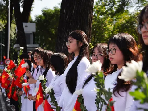 Học sinh TP.HCM cầm cúc trắng tiễn đưa 731 liệt sĩ về nơi an nghỉ
