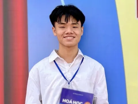 Nam sinh thi vượt lớp, đỗ thủ khoa học sinh giỏi Hóa của Hà Nội