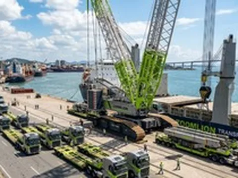 Phát hiện một cần cẩu hạng nặng được hộ tống bằng đoàn 64 xe rơ moóc: Có khả năng nâng hơn 600 ô tô, lắp ráp hoàn chỉnh để thực hiện nhiệm vụ quan trọng