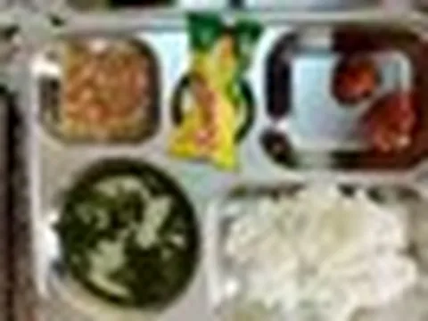 Khay cơm với muối lạc và hai miếng chả bé xíu ở Phú Thọ: Chính quyền xã nói gì?