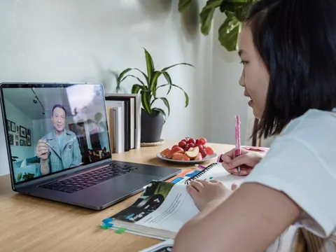 Con học bằng laptop, mẹ lo bài nhiều nhưng chẳng hiểu bao nhiêu