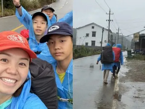 Vợ chồng đưa 2 con đi bộ 3 ngày, vượt quãng đường 85km về thăm ông bà