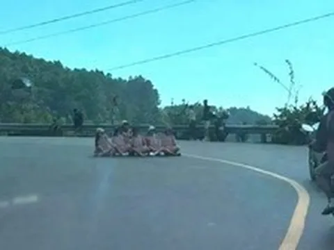 Ngồi chụp ảnh giữa khúc cua trên đèo Hải Vân, 6 phụ nữ bị phạt