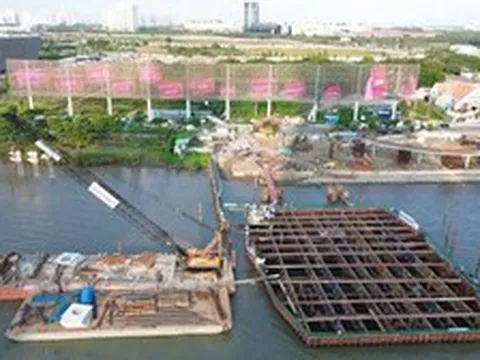 100 người đưa khối thép 3.400 tấn, dài gần 200 m lên sà lan khổng lồ, vượt 124 km đường thủy để thực hiện công việc đặc biệt giữa TP.HCM