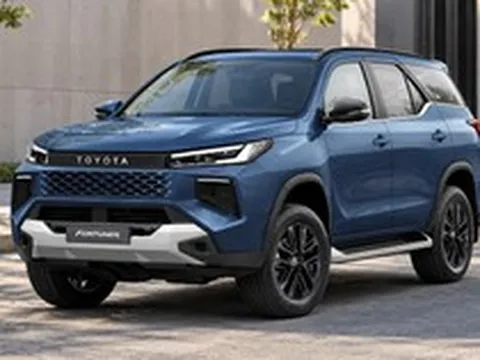 Toyota Fortuner thế hệ mới tiếp tục lộ diện tại Thái Lan: Đầu xe đổi thiết kế, chờ ngày đấu Ford Everest