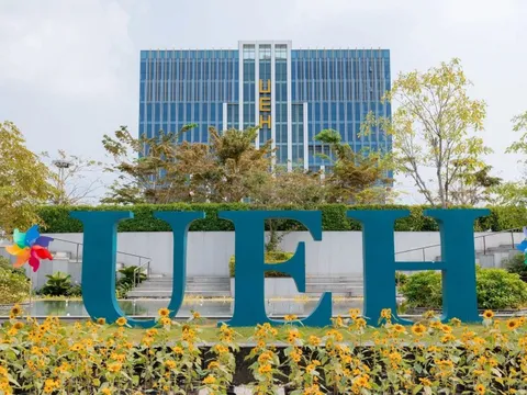 Doanh thu vượt 2.000 tỷ, đại học ở TP.HCM chi lương ra sao