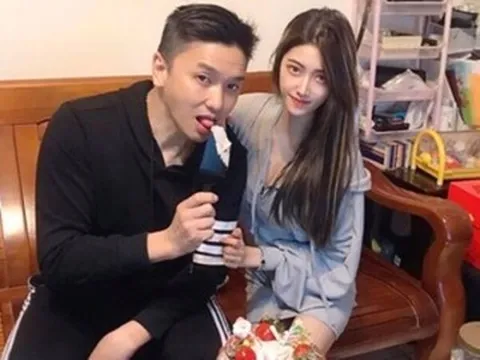 Bố U60 bị nhầm là bạn trai của con gái, nhìn sang người mẹ ai nấy đều sửng sốt