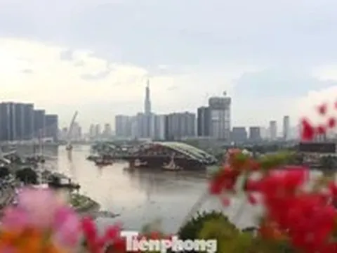 Đi hàng trăm cây số xem lai dắt 'lá dừa thép' 3.400 tấn về trung tâm TPHCM