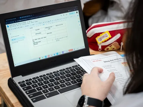 Rủi ro khi lạm dụng giao bài tập trên laptop, iPad