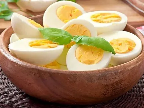 Ăn trứng gà luộc mỗi sáng suốt 1 năm, người phụ nữ 63 tuổi bất ngờ khi đi khám