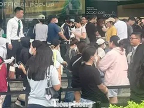 Hàng nghìn người ngồi vạ vật xuyên trưa ở 89 Láng Hạ