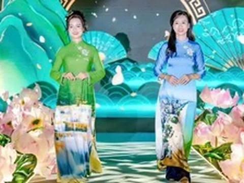 NTK Cao Thu Vân đưa danh thắng, biểu tượng xứ Thanh lên áo dài