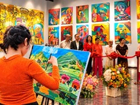 Con gái tự kỷ 15 tuổi của GS Đặng Hùng Võ mở triển lãm tranh: Hành trình từ những mẩu giấy bị vứt đi