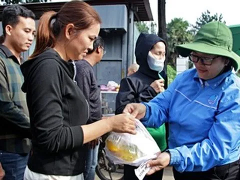 Mẹ đơn thân chạy xe ôm công nghệ, 9 năm nấu cơm tặng người nghèo ở TPHCM