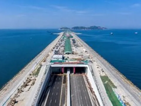 Huy động 18 khối bê tông nặng 60.000 tấn rồi đánh chìm xuống đáy biển, đường hầm 6 làn xe lộ diện: Tuổi thọ 100 năm, rút ngắn thời gian di chuyển từ 1 tiếng còn 5 phút