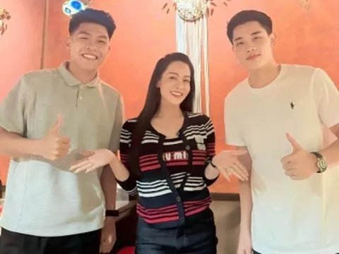 Mỹ nhân đẹp thuộc hàng đẹp nhất dòng phim xưa gây chú ý khi đăng ảnh công khai cùng cầu thủ Đình Bắc
