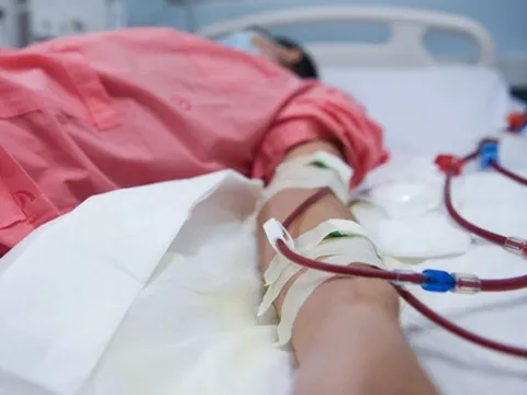 Hai người trẻ cùng tuổi 23 suy thận nặng, dấu hiệu bị bỏ qua khiến nhiều người giật mình