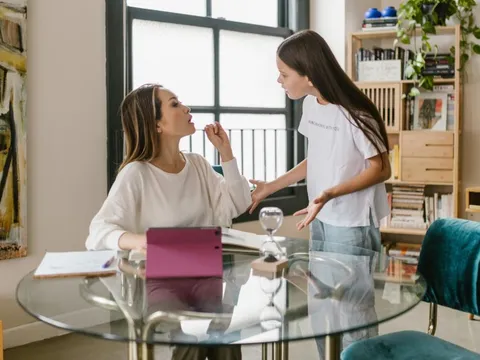 Thói quen của cha mẹ khiến con chật vật kiểm soát cảm xúc